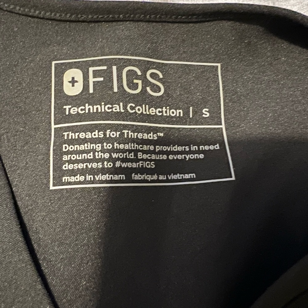 FIGS technical collection scrub top. black size S